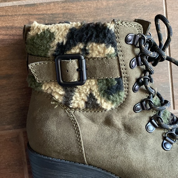 Madden Girl Lug sole lace up boots 8.5 - Picture 7 of 7